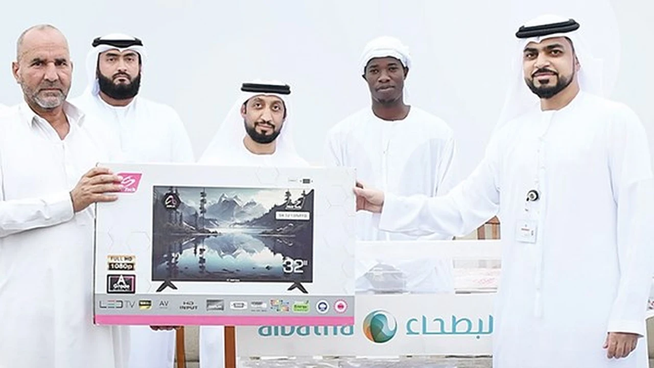 وزارة الموارد البشرية توزع هدايا العيد على العمال في لفتة إنسانية مميزة